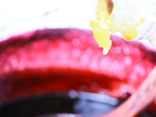 10、玫瑰花膏,煮至浓稠，冒很大泡泡时，关火。等温度降至60度时，倒入和膏体差不多的蜂蜜