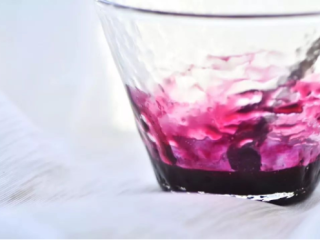 13、玫瑰花膏,成品红的发黑，取一勺，放在杯中，稍微加一点蜂蜜搅拌，就能看见膏体成鲜艳的红色。每一次冲泡之前，看见这样的颜色心情都会美好。