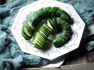 3、清脆可口的 蓑衣黄瓜,黄瓜尾巴的地方建议去掉 因为皮厚 阉了不好吃