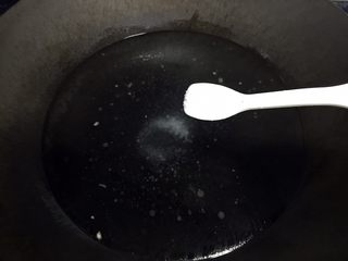 4、白灼菜心,锅里放入水，放入1小勺盐和油。