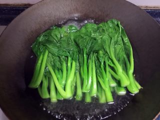 8、白灼菜心,继续烫另一面，担心中间烫不熟可以用筷子翻动。