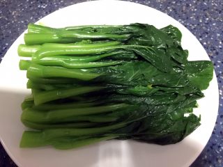 10、白灼菜心,将焯好的菜心夹起来放入盘子里摆放好。