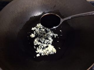 12、白灼菜心,把火关小，放1小勺酱油。