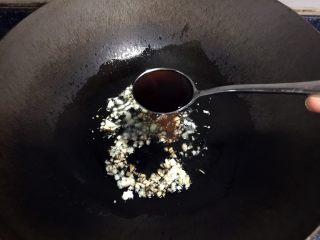 13、白灼菜心,放1.5小勺蚝油。