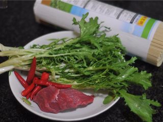 1、牛肉拌面,食材准备好