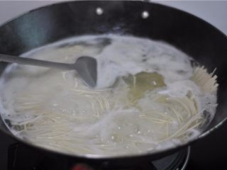 2、牛肉拌面,烧开一锅水，将面条煮熟，