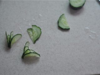 3、牛肉拌面,煮面条的时候，可以准备盘饰了，我就地取材，选用黄瓜简单装盘