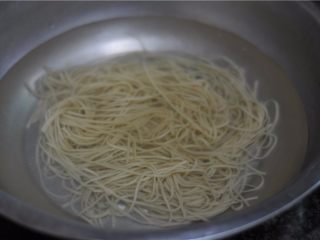 4、牛肉拌面,煮熟的面条捞出，放入冷开水里泡凉