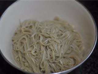 5、牛肉拌面,控干水，捞入盆里
