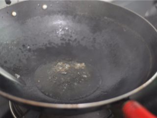 6、牛肉拌面,油锅烧热，爆香花椒