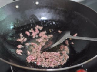 7、牛肉拌面,加入牛肉碎，炒至变色