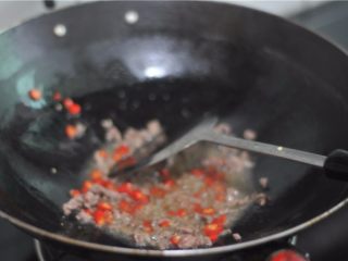 8、牛肉拌面,将小尖椒倒进去，炒出辣味