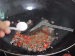 9、牛肉拌面,加入盐