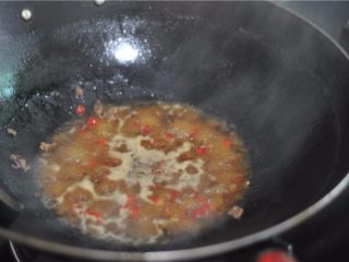 11、牛肉拌面,沿着锅边淋入少许水，烧开