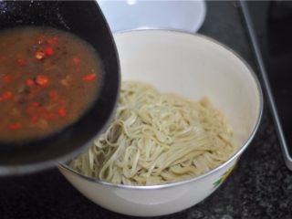 12、牛肉拌面,将汁倒入面条中