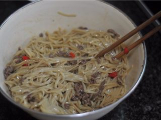 13、牛肉拌面,快速拌匀即可