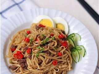 14、牛肉拌面,放上黄瓜做的盘饰即可