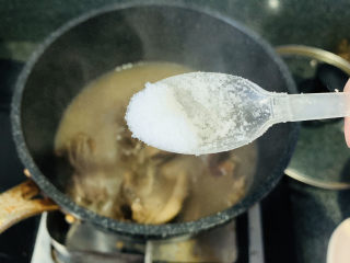 15、笋干老鸭汤,加少许盐；