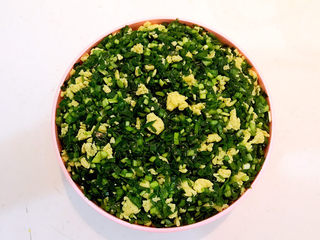 11、鸡蛋韭菜盒子,韭菜鸡蛋馅就做好了