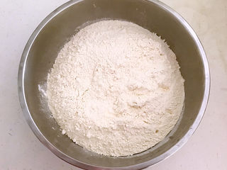 12、鸡蛋韭菜盒子,把高筋面粉放入盆里