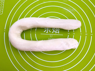 16、鸡蛋韭菜盒子,把面块揉成一个长条