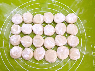 17、鸡蛋韭菜盒子,分成N个小面块，团圆压扁