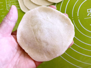 20、鸡蛋韭菜盒子,在馅料上面再加入一个饺子皮，把边缘捏实