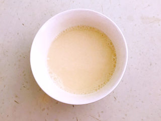 24、鸡蛋韭菜盒子,在一个碗里加入2勺面粉，加入300ml冷水，调成面粉液