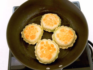 29、鸡蛋韭菜盒子,鸡蛋韭菜盒子熟了~