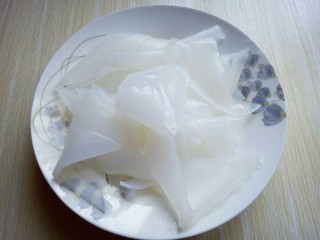 4、#一碗汤##秋季补钙佳品#鱼头粉皮汤,绿豆凉皮取出包装，冷水冲洗干净，切小块。