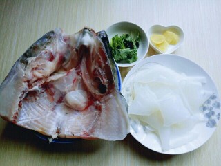 5、#一碗汤##秋季补钙佳品#鱼头粉皮汤,所有食材准备工作完成。