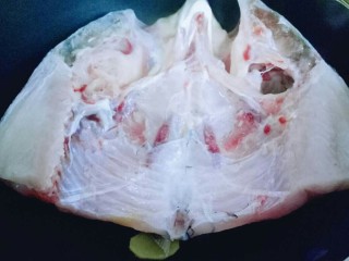 6、#一碗汤##秋季补钙佳品#鱼头粉皮汤,鱼头洗的干干净净。