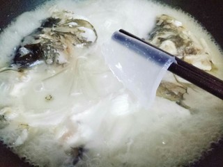 14、#一碗汤##秋季补钙佳品#鱼头粉皮汤,煮至粉皮晶莹透亮即可。