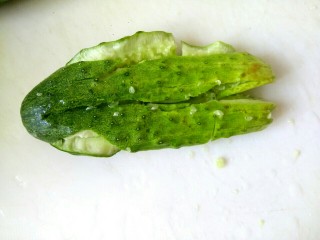 1、花生米拌黄瓜,黄瓜用刀拍扁