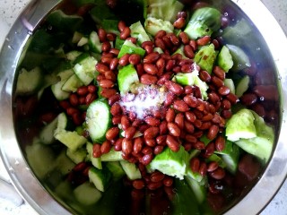 11、花生米拌黄瓜,加入适量盐