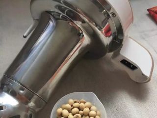 1、【胡萝卜豆浆】补肝明目长个子,取一量杯黄豆