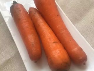 3、【胡萝卜豆浆】补肝明目长个子,胡萝卜洗净