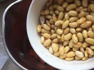 6、【胡萝卜豆浆】补肝明目长个子,黄豆(泡发)的放入内桶