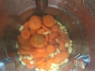 8、【胡萝卜豆浆】补肝明目长个子,到刻度就可以