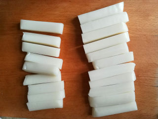 2、酸甜年糕,年糕切段