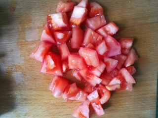 4、酸甜年糕,切成小块。