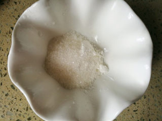 5、酸甜年糕,取一碗，加入适量的白糖和生粉。