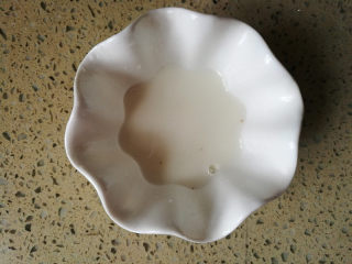 6、酸甜年糕,加适量的清水，搅匀。