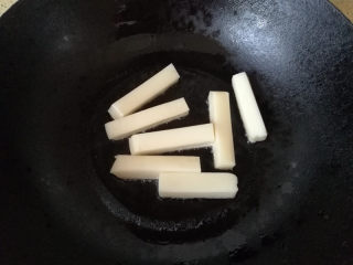 7、酸甜年糕,锅烧热，下适量的油，将年糕放入