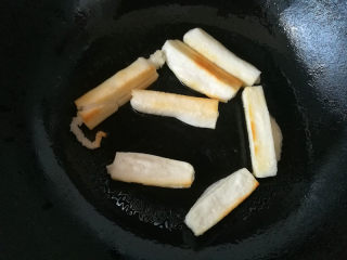 8、酸甜年糕,小火将年糕煎至四面微黄。用筷子夹比较方便哦。煎后放入盘子里