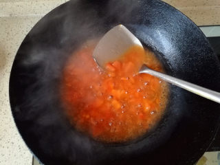 11、酸甜年糕,煮至汁变酸甜味。