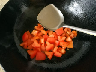 9、酸甜年糕,原锅开中火，将西红柿倒入