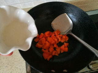 10、酸甜年糕,炒至西红柿出汁，倒入调好的汁，白糖没溶解的话，再加少量的水冲入锅中哦