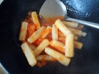 13、酸甜年糕,快速搅匀即可。出锅撒上芝麻即可。