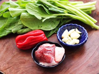 1、菜心红椒炒肉片,首先备齐所有的食材。